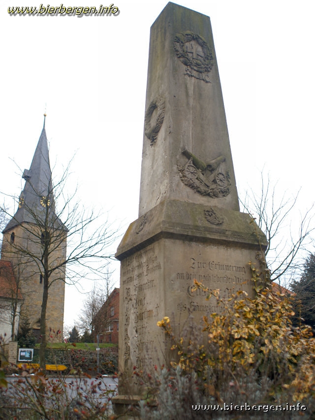 Gedenkstein auf dem Dorfplatz vor der Kirche    (aufgenommen am 29.12.2007)